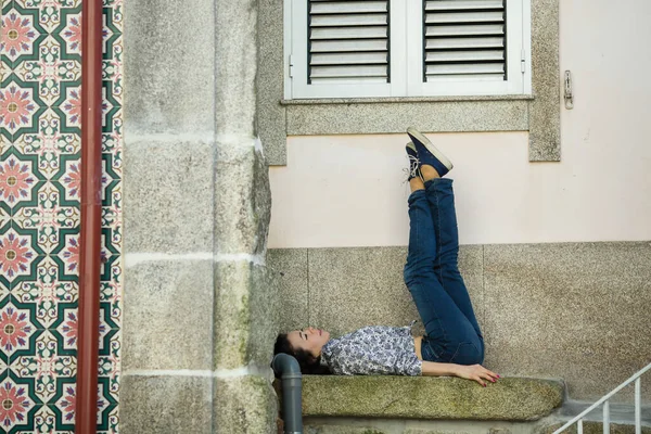 Azjatka Siedząca Przy Ścianie Domu Porto Portugalia — Zdjęcie stockowe