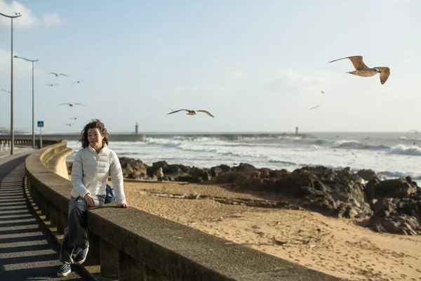 冲浪的时候 亚洲女人坐在海滨 到处都是海鸥 — 图库照片