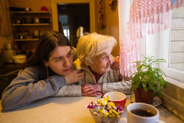 Пожилая Женщина Смотрит Окно Своей Взрослой Внучкой Дома Самоизоляция — стоковое фото