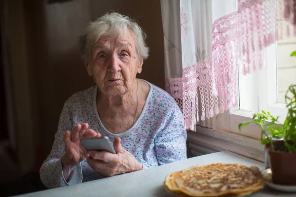 Elderly Woman Old Pensioner Sits Smartphone Her Hands — Stock Photo, Image