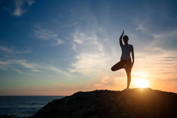 Silueta Mujer Yoga Pie Playa Del Océano Atardecer —  Fotos de Stock