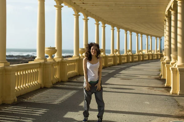 Mulher Multicultural Asiática Bonita Faz Coreografia Livre Parque Plástico Flexível — Fotografia de Stock