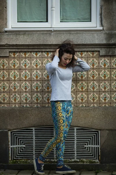 Молодая Азиатская Мультикультурная Женщина Леггинсах Кроссовках Улице Возле Стены Порту — стоковое фото