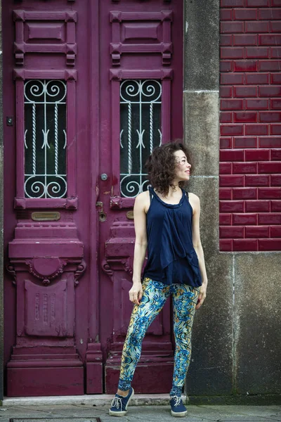 Грайлива Молода Азійська Мультикультурна Жінка Постає Вулицях Порто Португалія Жіноча — стокове фото