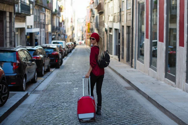 一个带着手提箱在欧洲城市街道上的单身女性游客 大流行病 — 图库照片
