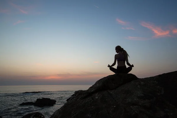 Silueta Mujer Yoga Playa Del Océano Increíble Crepúsculo —  Fotos de Stock