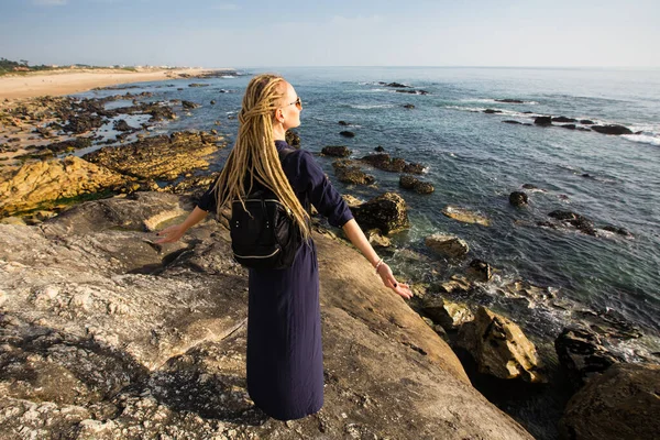 Kvinna Med Står Havets Steniga Strand Och Tittar Surfingen — Stockfoto