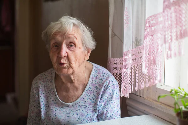 Een Oude Vrouw Zit Aan Een Tafel Haar Huis — Stockfoto