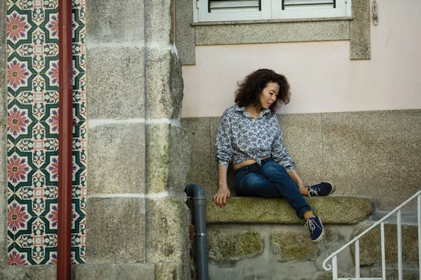 Mulher Multicultural Sentada Perto Parede Casa Porto Portugal — Fotografia de Stock