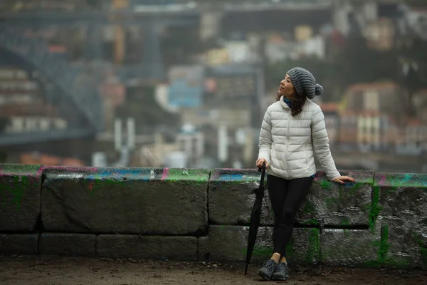 Mulher Multicultural Com Guarda Chuva Tempo Nublado Porto Portugal — Fotografia de Stock