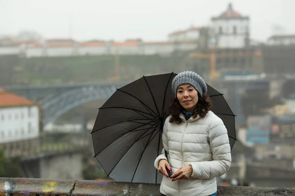 Jovem Multicultural Com Guarda Chuva Clima Nublado Fundo Ponte Dom — Fotografia de Stock