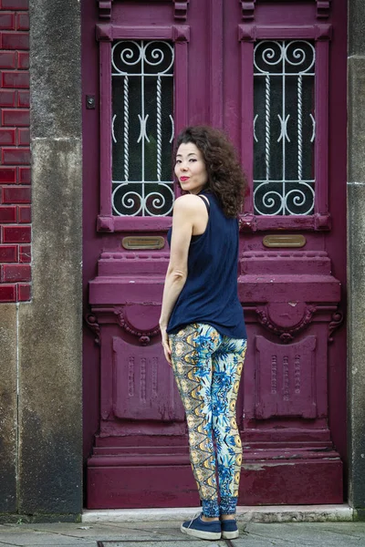 Jonge Aziatische Multiculturele Vrouw Straat Porto Portugal — Stockfoto