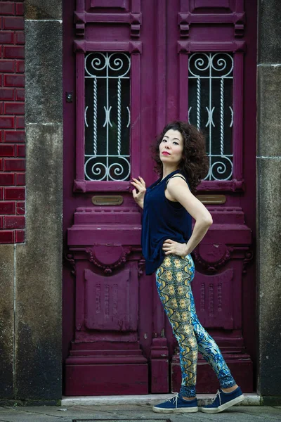 Asian Woman Leggings Sneakers City Street Warm Wall — Stock Photo, Image