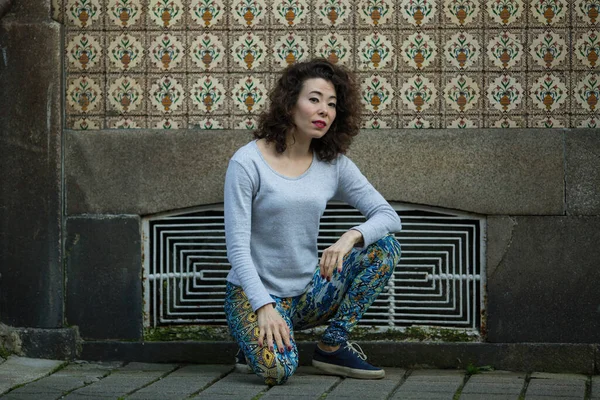 Genç Asyalı Çok Kültürlü Kadın Porto Portekiz Sokaklarında Poz Veriyor — Stok fotoğraf