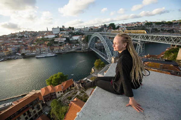 Jovem Loira Sentada Ponto Vista Frente Rio Douro Ponte Dom — Fotografia de Stock