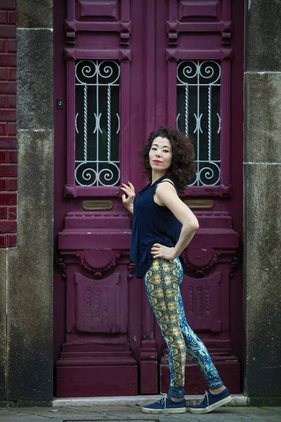 Jeune Femme Asiatique Multiculturelle Dans Les Rues Porto Portugal — Photo