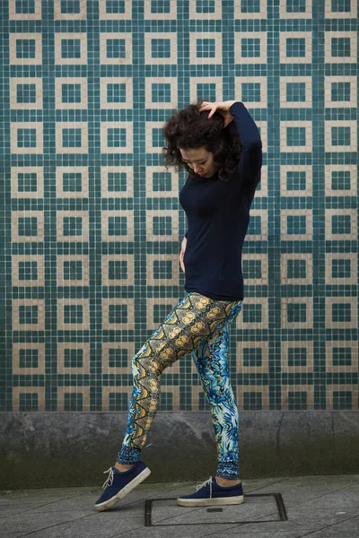 Багатокультурна Жінка Легінсах Кросівках Позує Міській Вулиці — стокове фото