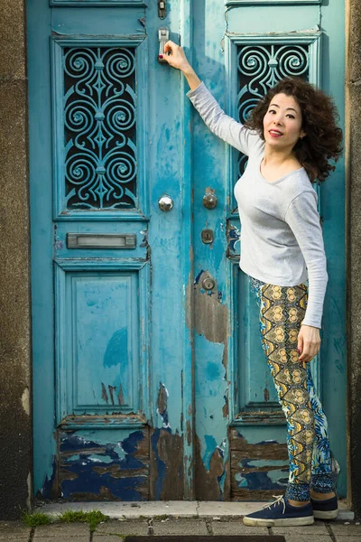 Μια Νεαρή Πολυπολιτισμική Ασιάτισσα Στέκεται Στις Πόρτες Ενός Σπιτιού Στους — Φωτογραφία Αρχείου
