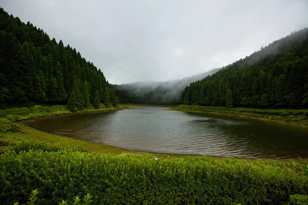 Lago Com Nevoeiro Rastejar Pela Água Ilha São Miguel Açores — Fotografia de Stock