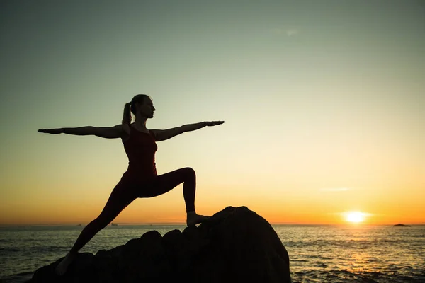 Yoga Silhouet Van Vrouw Het Strand Bij Geweldige Zonsondergang — Stockfoto