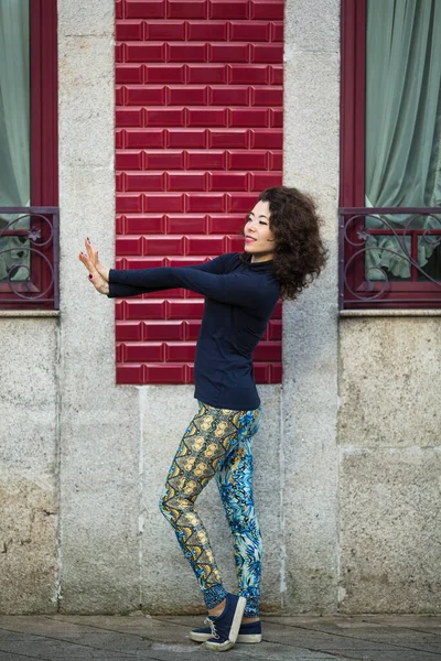 Młoda Wielokulturowa Modelka Mieszanej Rasy Azjatyckiej Ulicach Porto Portugalia — Zdjęcie stockowe