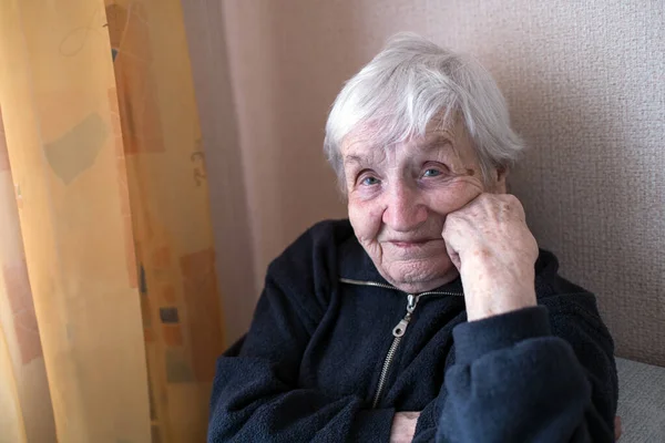 Retrato Una Anciana Pensionista Casa — Foto de Stock