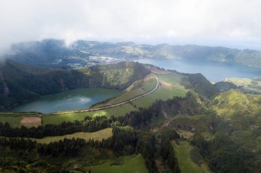 San Miguel, Azores ve Portekiz 'deki Sete Cidades volkanik kraterlerindeki Boca do Inferno göllerinin üst görüntüsü.