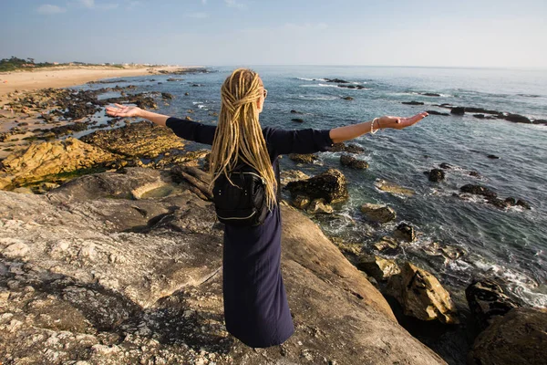 Young Woman Stands Rocky Shore Ocean — Stock Photo, Image
