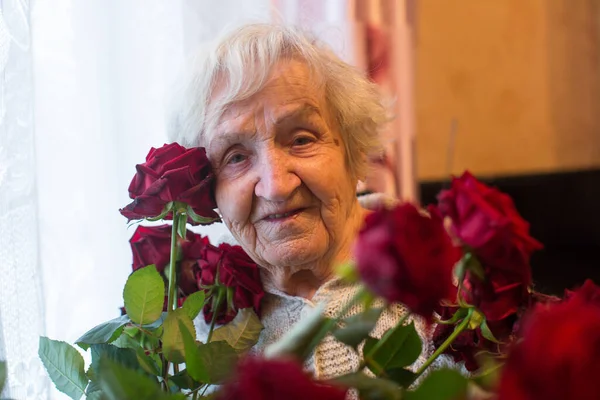 Una Anciana Con Flores Casa Abuelita — Foto de Stock