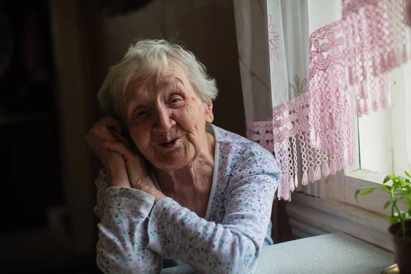 Una Anciana Sentada Mesa —  Fotos de Stock