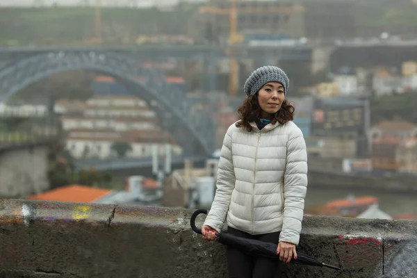 Asiatisk Kvinna Dimmigt Väder Bakgrunden Dom Luis Bron Porto Portugal — Stockfoto