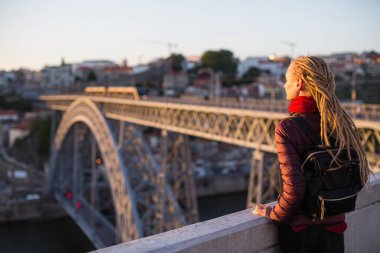 Dom Luis Köprüsü 'nün karşısındaki izleme platformundaki kadın Douro Nehri, Porto, Portekiz.