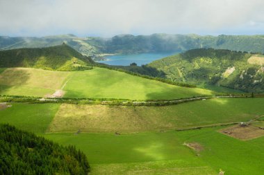 Sete Cidades 'teki göller. San Miguel adasının manzarası, Azores, Portekiz.  