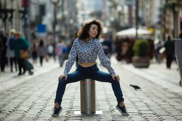 Jonge Aziatische Vrouw Poseert Santa Catarina Straat Porto Portugal — Stockfoto