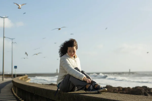 Schöne Multikulturelle Frau Sitzt Auf Dem Wasser Während Der Brandung — Stockfoto