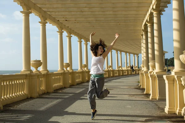 Hermosa Mujer Multicultural Flexible Bailando Parque — Foto de Stock