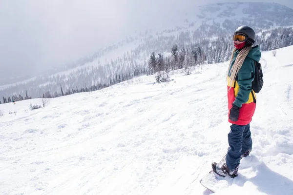 Young Woman Snowboard Mountains Walking Snowy Slope — Stock Photo, Image