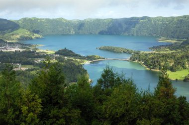San Miguel adasındaki Sete Cidades gölleri, Azores, Portekiz. 