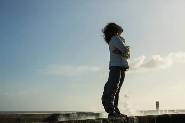 Baharda Genç Bir Kadın Deniz Kenarında Duruyor — Stok fotoğraf