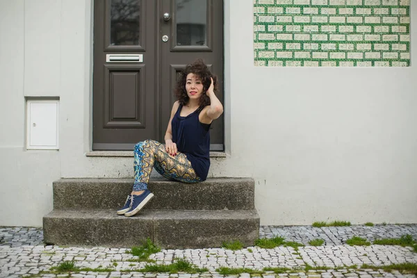 Młoda Wielokulturowa Kobieta Azjatycka Pozuje Ulicach Porto Portugalia — Zdjęcie stockowe