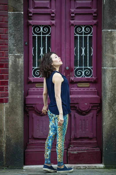 Aziatisch Vrouw Model Leggings Sneakers Een Stad Straat — Stockfoto