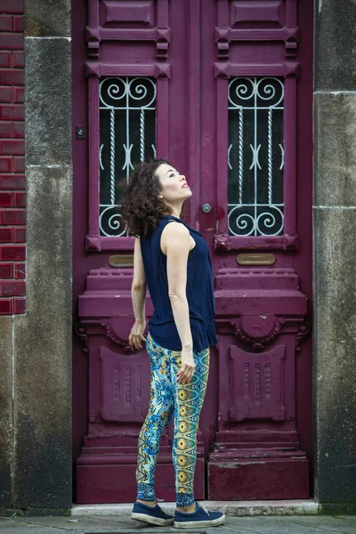 Asiatique Modèle Féminin Leggings Baskets Sur Une Ville Rue — Photo