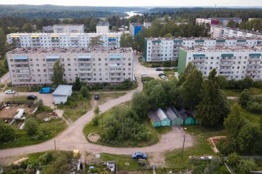 Rusya 'nın Leningrad bölgesindeki Svir nehri üzerindeki Nikolsky kentsel köyünün en iyi manzarası.