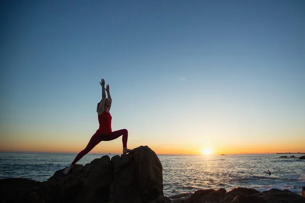 Yoga Kvinna Havet Stranden Fantastisk Solnedgång — Stockfoto