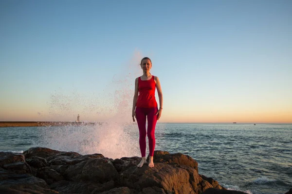 Vrouw Bereidt Voor Yoga Lessen Atlantische Oceaan Kusten Voor — Stockfoto