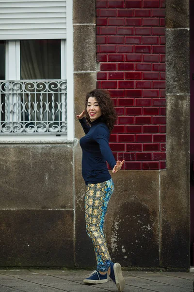 Asiatisk Kvinna Leggings Och Sneakers Poserar Stadsgata — Stockfoto