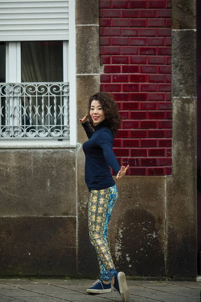 Mulher Asiática Leggings Tênis Posando Uma Rua Cidade — Fotografia de Stock