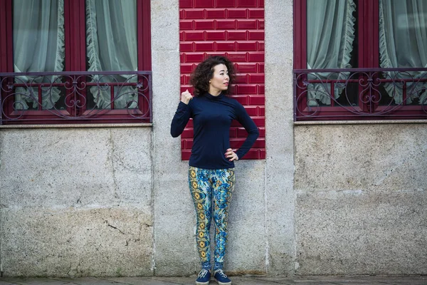 포르투갈의 포르투의 거리에서 문화를 여성의 — 스톡 사진