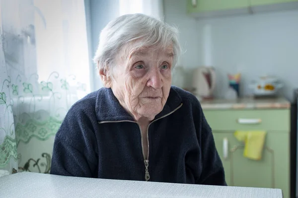 Ritratto Vecchia Donna Sola Seduta Cucina Vicino Alla Finestra Casa — Foto Stock