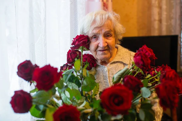 Eine Ältere Frau Mit Blumen Haus — Stockfoto